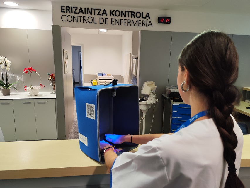 La Clínica IMQ Zorrotzaurre verifica la correcta higiene de manos del personal sanitario a través de su ‘lámpara mágica’